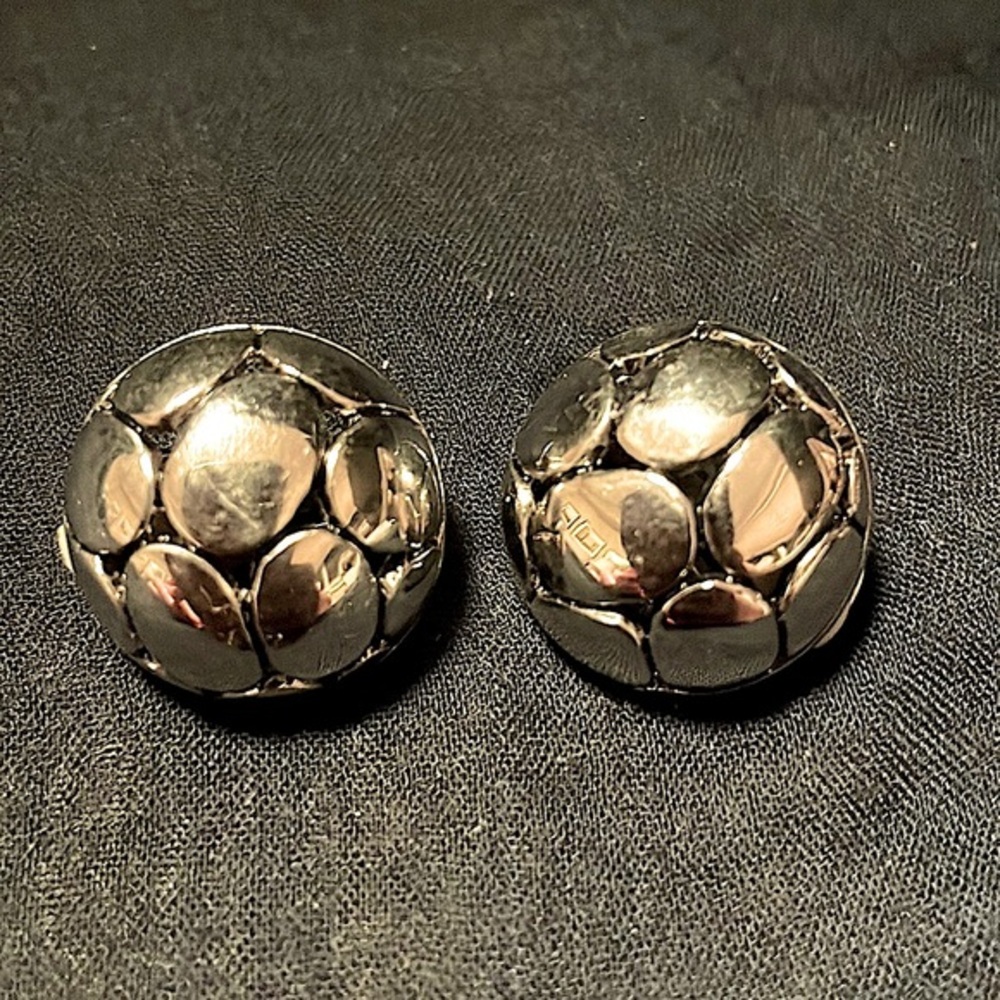 Round vintage, silver toned clip on earrings with padding. DISCOUNT in listing!